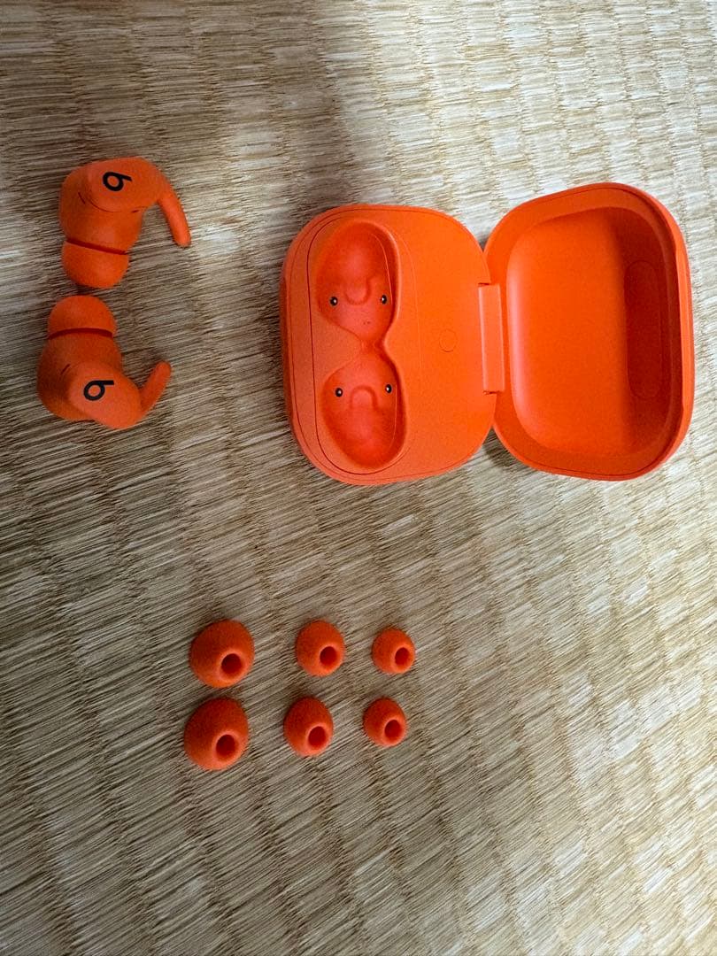 beats オレンジ ワイヤレスイヤホン ケース付き