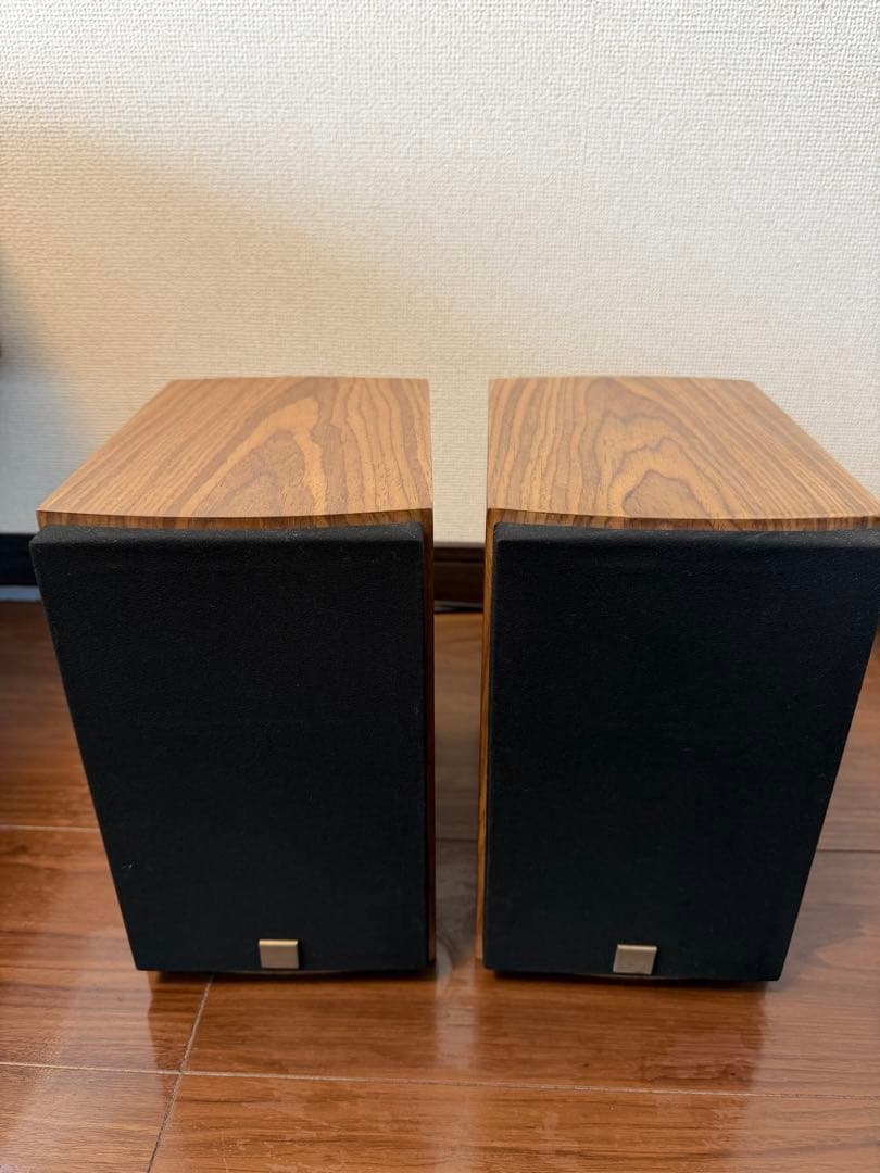 ダリのブックシェルフ型スピーカー、メヌエット　 （ウォールナット）