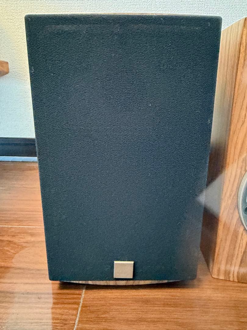 ダリのブックシェルフ型スピーカー、メヌエット　 （ウォールナット）