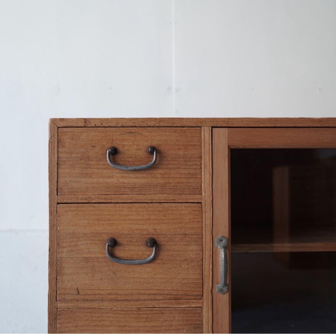 puku様　古いガラス戸棚