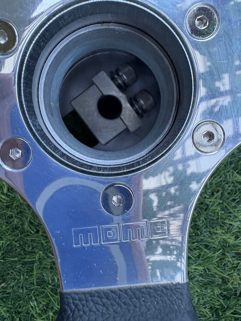 momoレザーステアリング