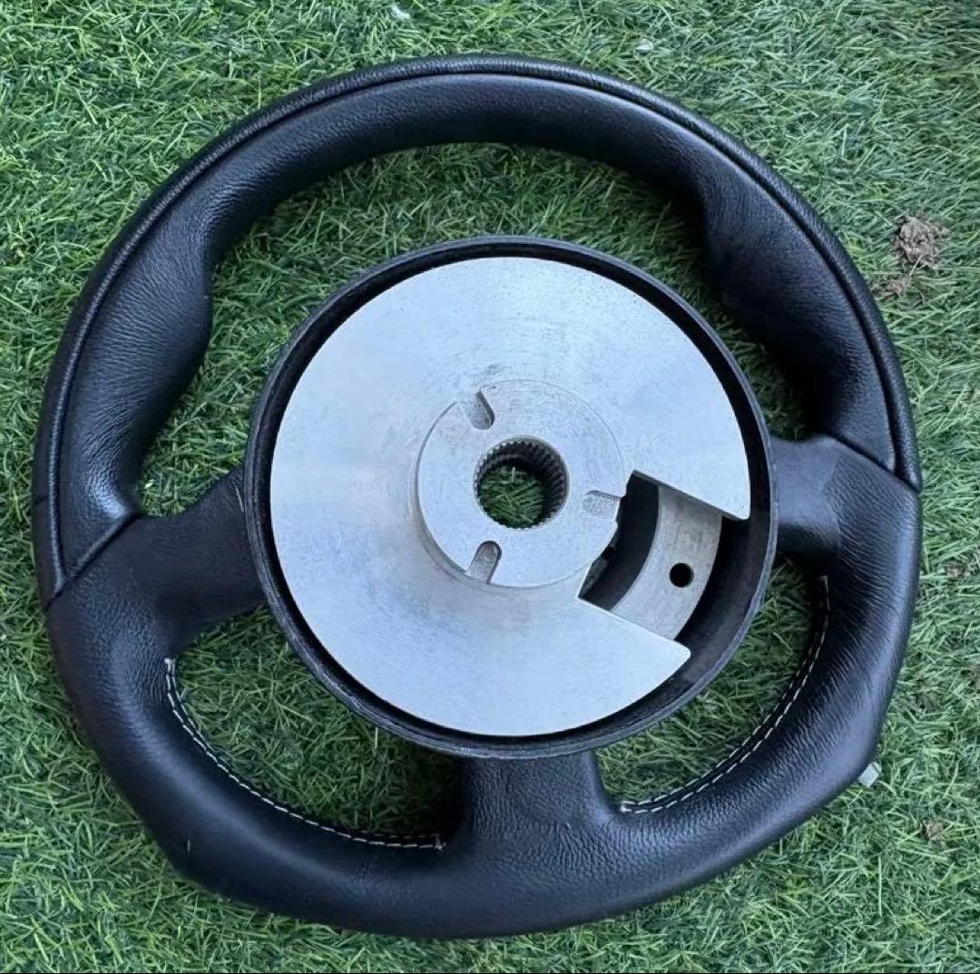 momoレザーステアリング