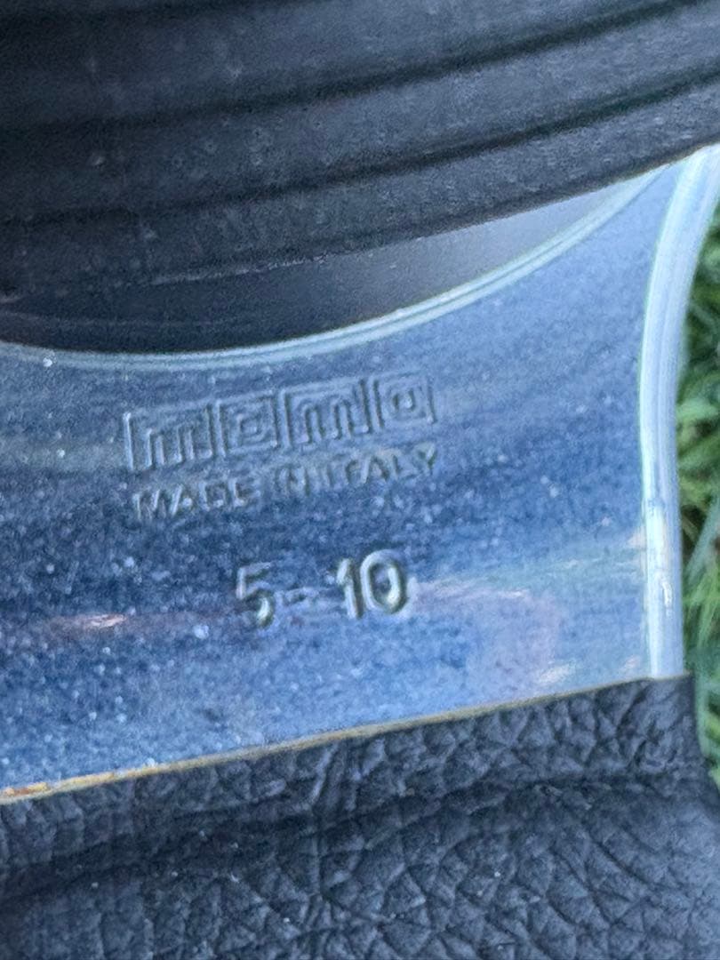 momoレザーステアリング