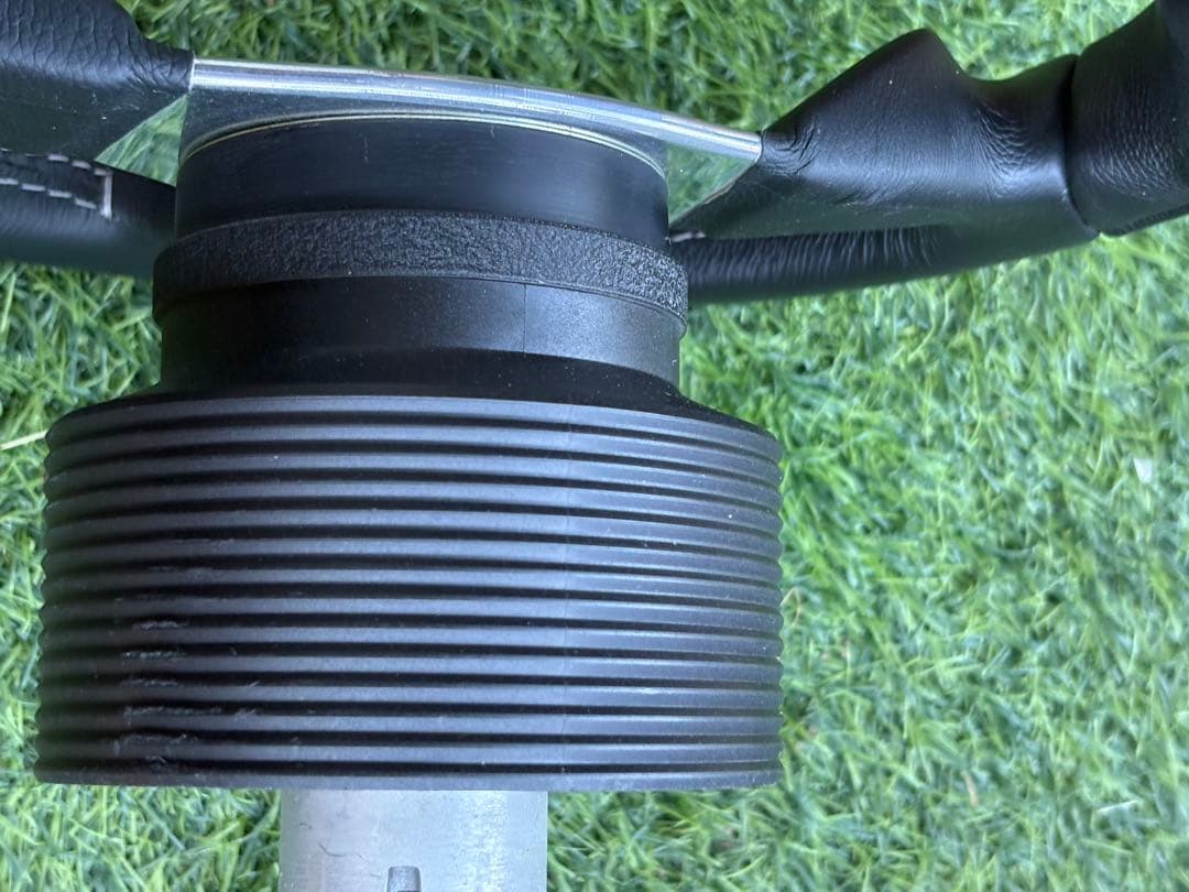 momoレザーステアリング