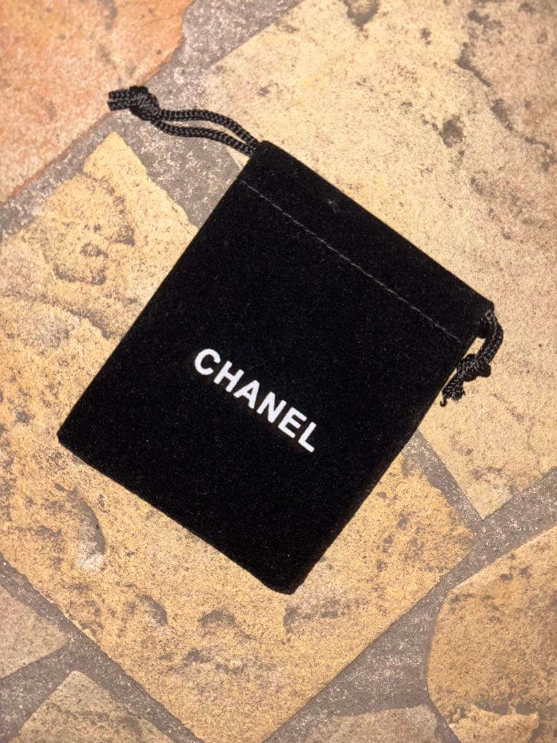 y*0様 CHANEL ロゴ入りピアス オリジナルポーチ付値下げ交渉可