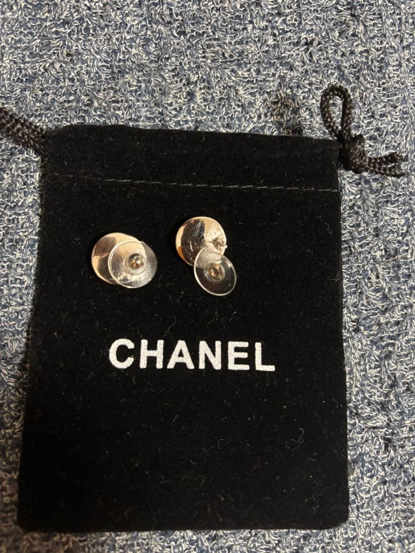 y*0様 CHANEL ロゴ入りピアス オリジナルポーチ付値下げ交渉可