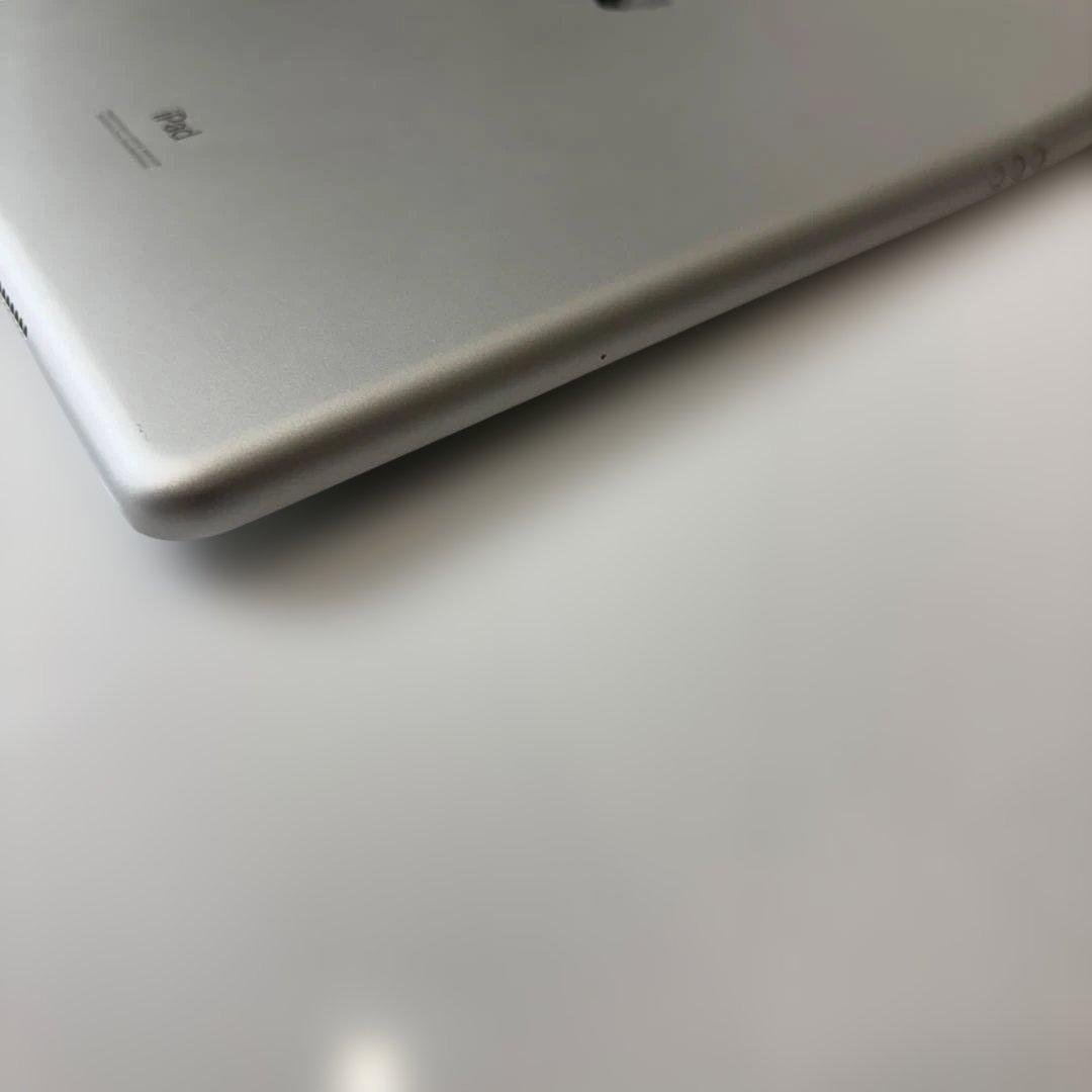 匿名発送　iPad本体 ひび割れありiPad（第8世代　変形　ジャンク品