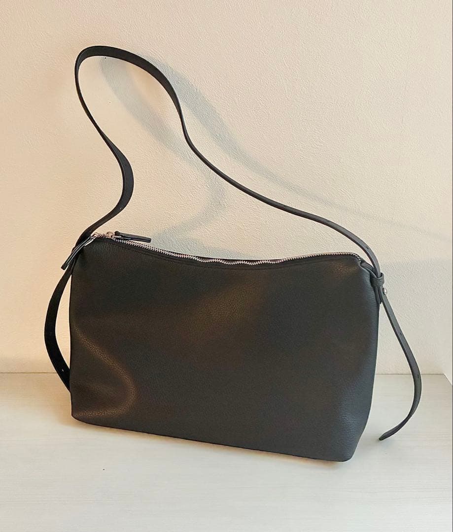 2回使用【soins】　牛革ミニマルショルダーバッグ