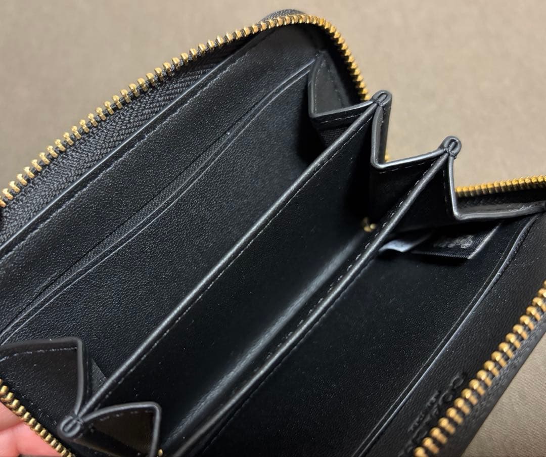 コーチ　エッセンシャル スモール ジップ アラウンド ウォレット・チャーム