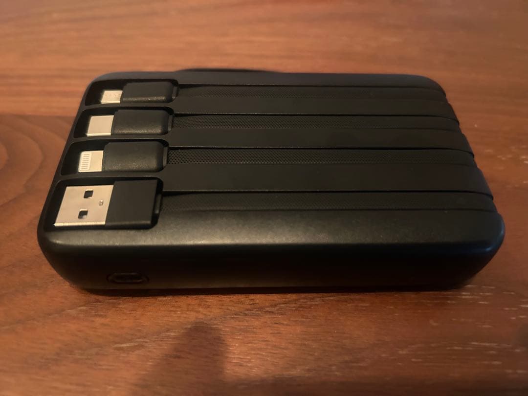 最新モバイルバッテリー大容量 【4つのケーブル内蔵＆五台同時接続可で全種機器対】