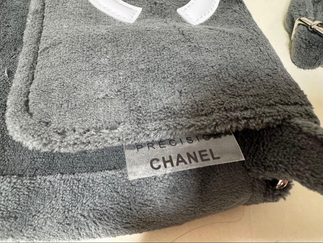 未使用 グレーxホワイトロゴ ショルダーバッグ ノベルティ CHANEL