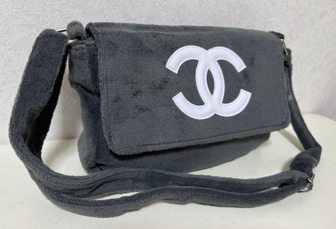未使用 グレーxホワイトロゴ ショルダーバッグ ノベルティ CHANEL