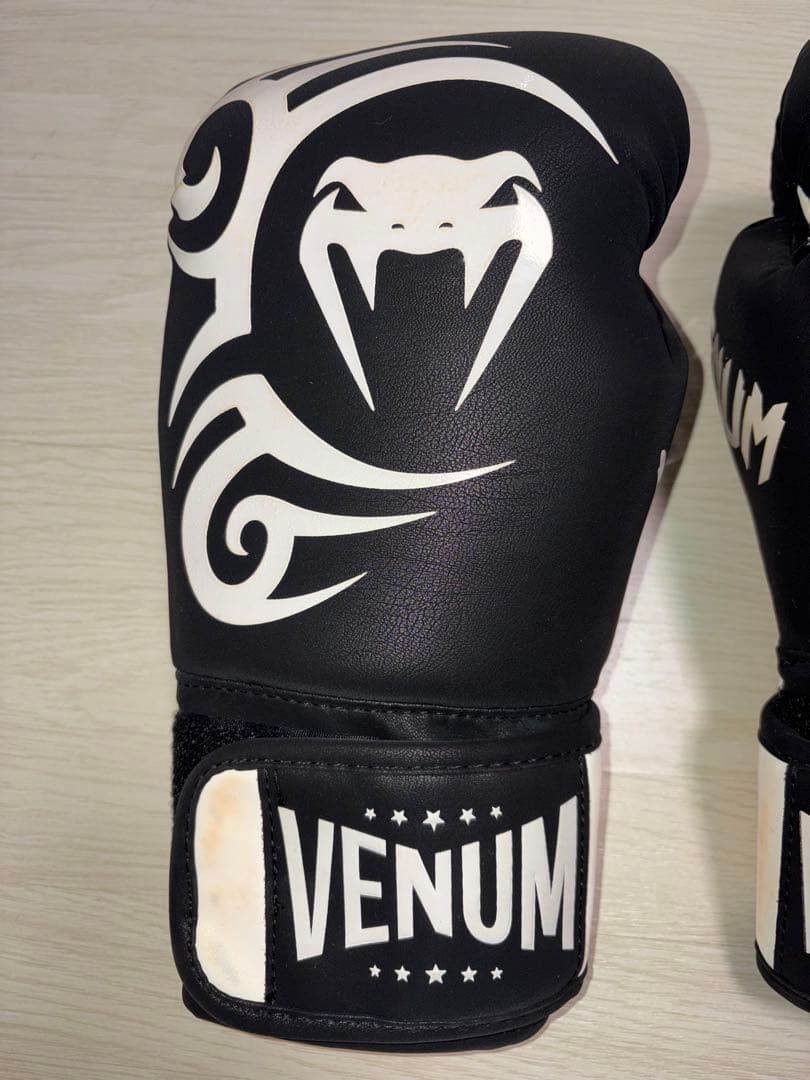【新作】Venum ボクシンググローブ ブラック/ホワイト 10oz タイソン