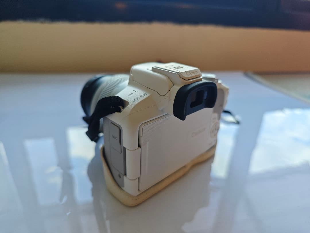 【ほぼ新品】Canon EOS R50ホワイトレンズキット高級ケース付