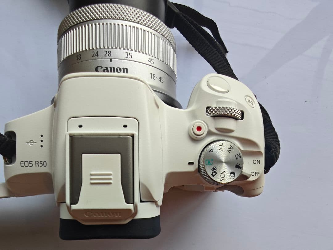 【ほぼ新品】Canon EOS R50ホワイトレンズキット高級ケース付