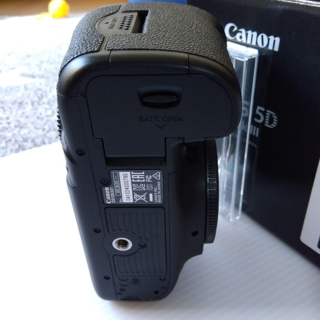 Canon EOS 5D Mark III 本体と付属品