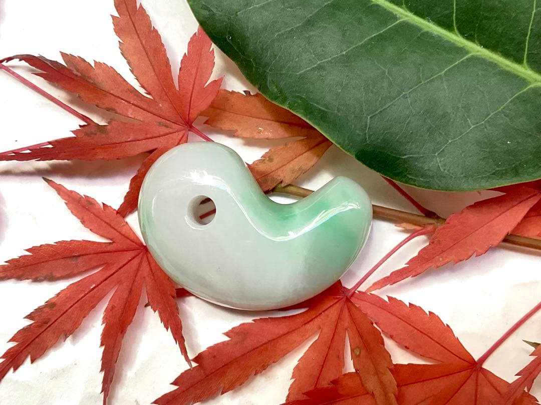 ✳ premiumシリーズ 本物の糸魚川翡翠　開運*摩訶不思議な勾玉　鑑別書付を