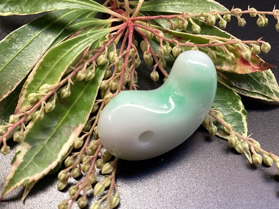 ✳ premiumシリーズ 本物の糸魚川翡翠　開運*摩訶不思議な勾玉　鑑別書付を