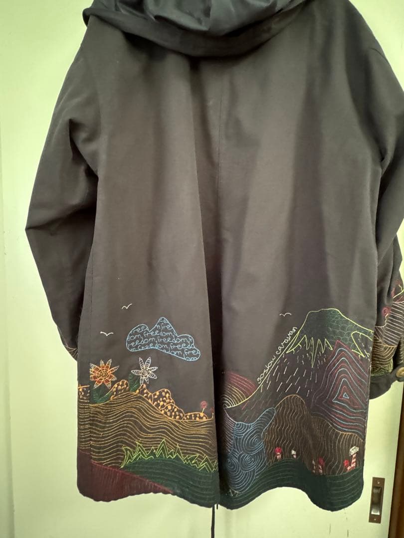 ゴースローキャラバン　ブロークンツイルパネル刺繍モッズコート