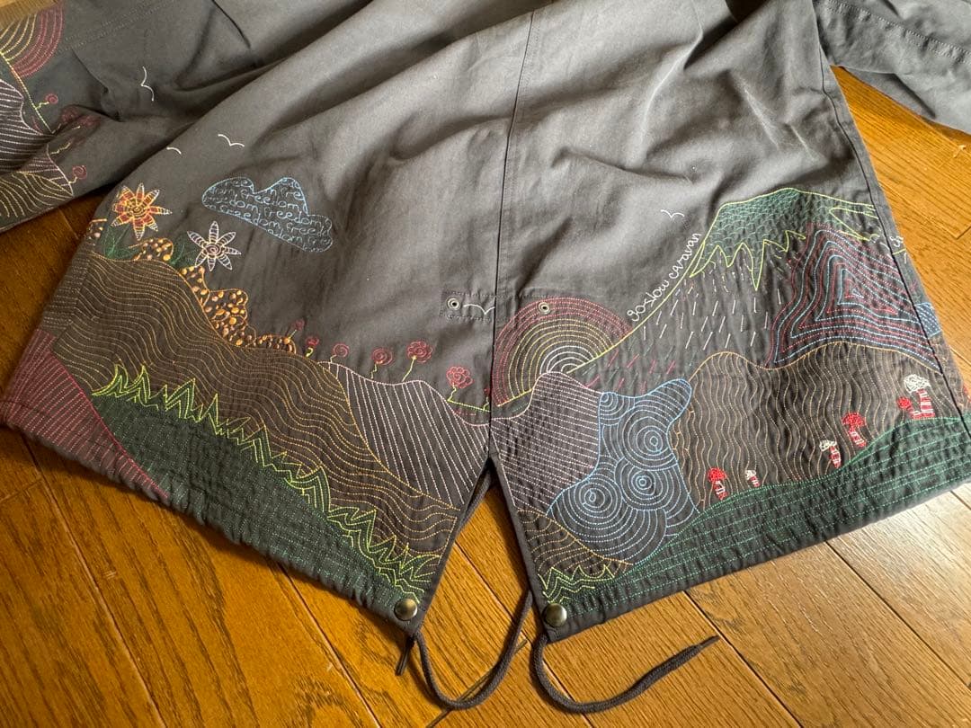 ゴースローキャラバン　ブロークンツイルパネル刺繍モッズコート