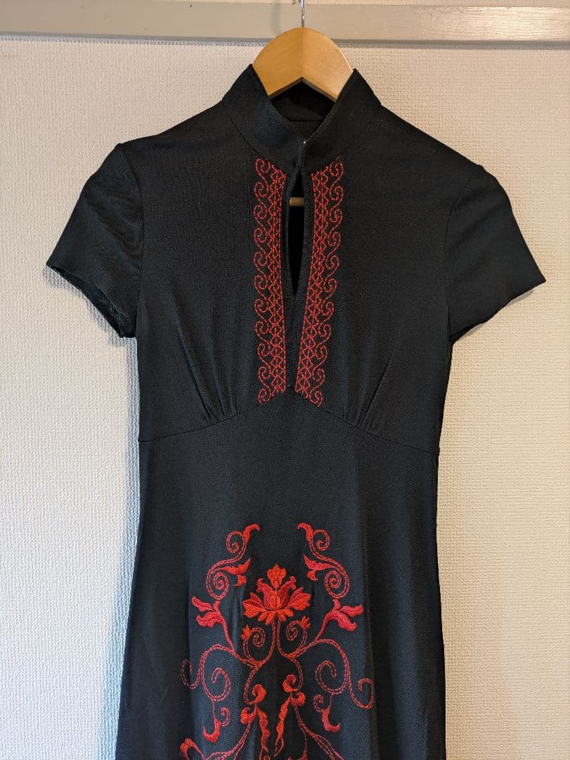 VIVIENNE TAM 半袖ワンピース 黒 花柄刺繍