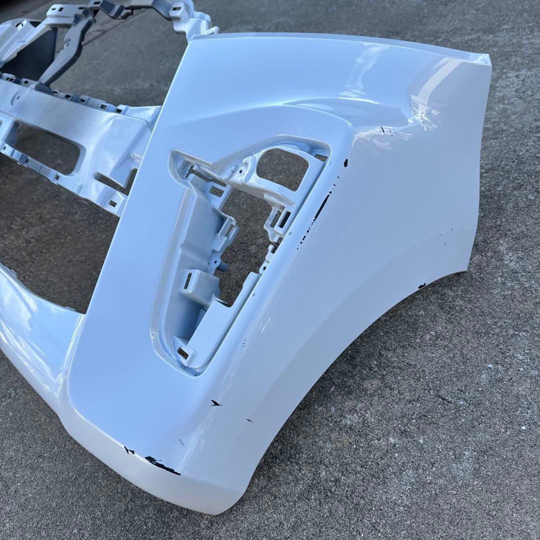 ダイハツ　タント　LA650 フロントバンパーカバー 白