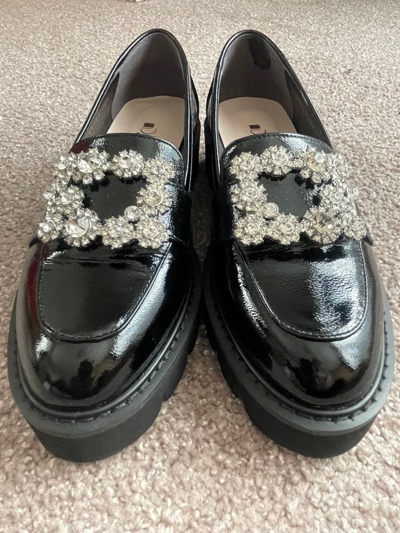 DIANA ビジュー付きブラックローファー