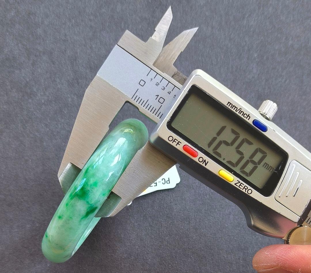 【日本鑑別書付】ミャンマー産本翡翠の貴妃バングル(内径55×48ミリ弱)5790