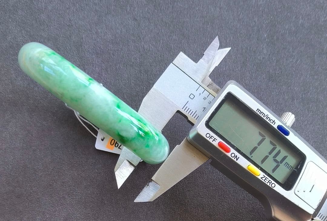 【日本鑑別書付】ミャンマー産本翡翠の貴妃バングル(内径55×48ミリ弱)5790