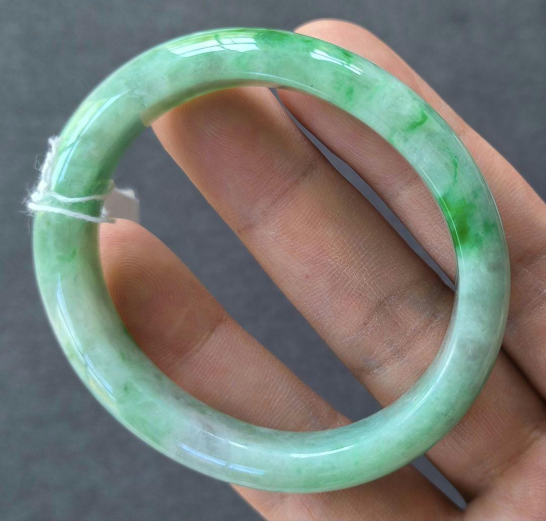 【日本鑑別書付】ミャンマー産本翡翠の貴妃バングル(内径55×48ミリ弱)5790