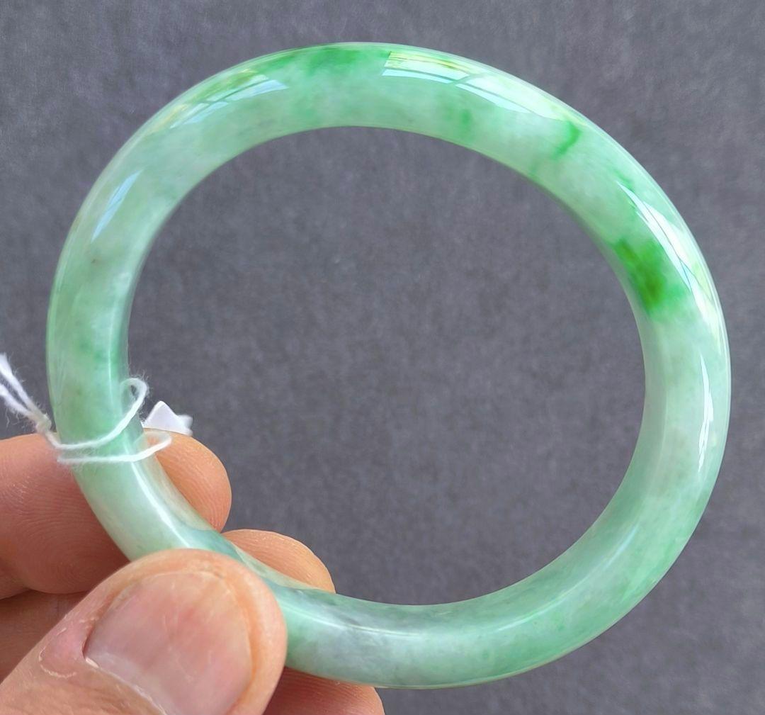 【日本鑑別書付】ミャンマー産本翡翠の貴妃バングル(内径55×48ミリ弱)5790