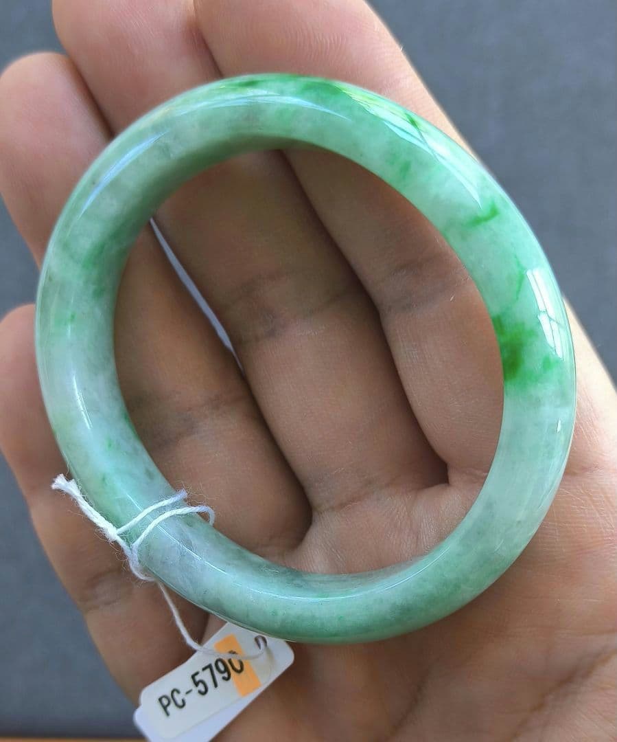 【日本鑑別書付】ミャンマー産本翡翠の貴妃バングル(内径55×48ミリ弱)5790