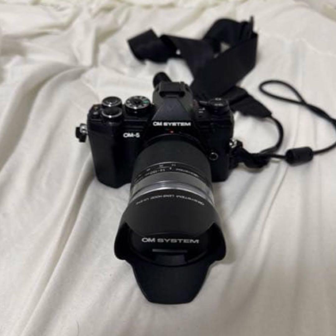 OM SYSTEM OM-5 デジタル一眼レフカメラ　デジカメほぼ新品