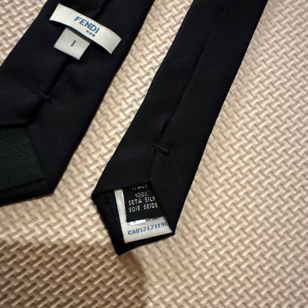 FENDIキッズ　ネクタイ