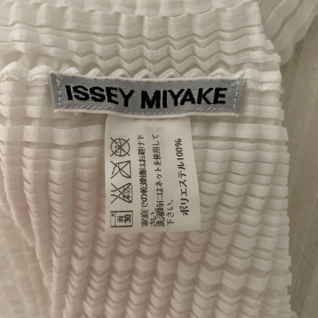 ISSEY MIYAKE 長袖トップス プリーツ加工 ホワイト
