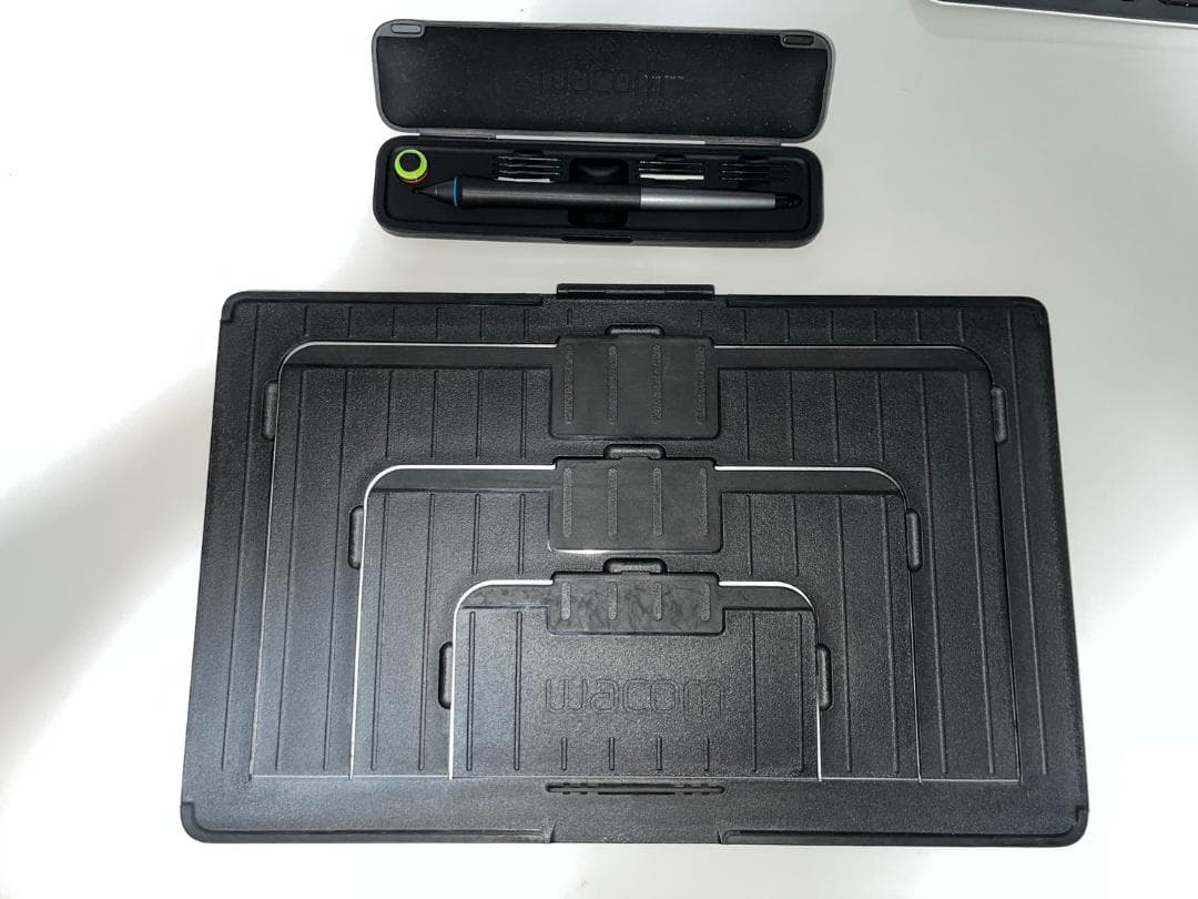 液タブ・ペンタブ Wacom CINTIQ 13HD Creative Pen Display