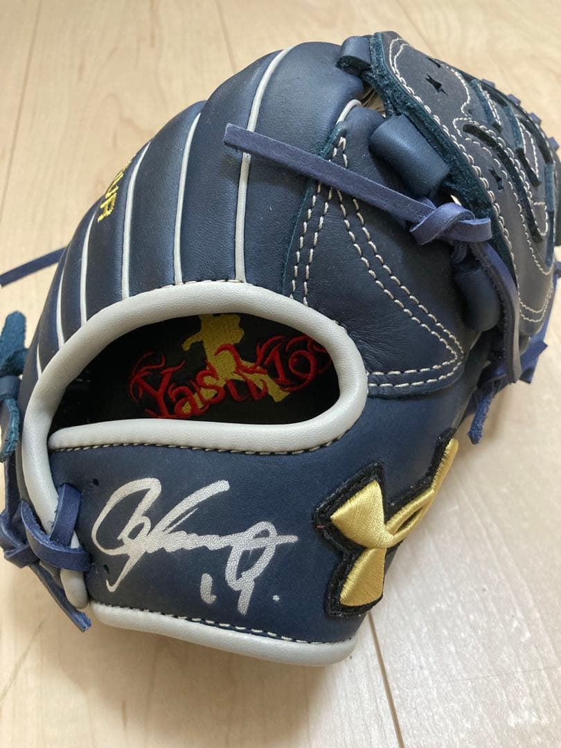 山崎康晃選手Under Armour 野球グローブ ネイビー