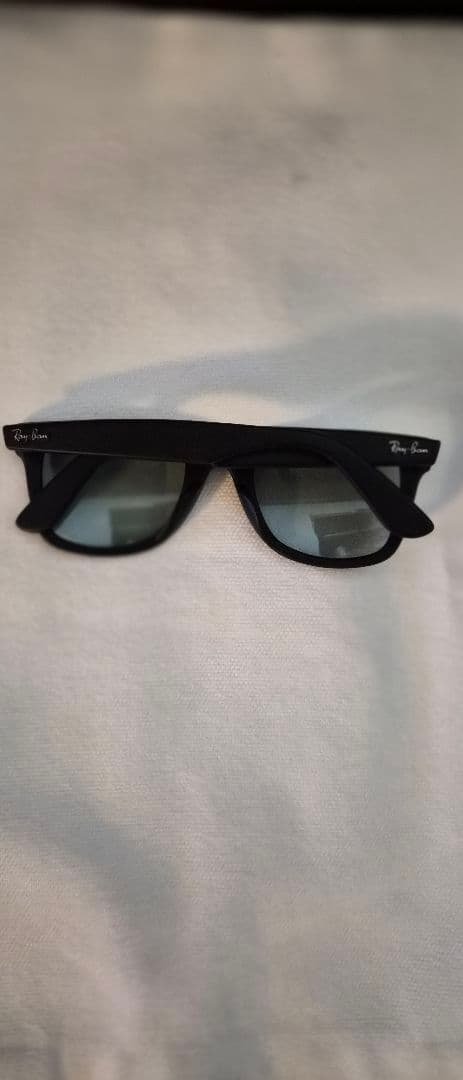 Ray-Ban 艶消しブラック スクエアサングラス