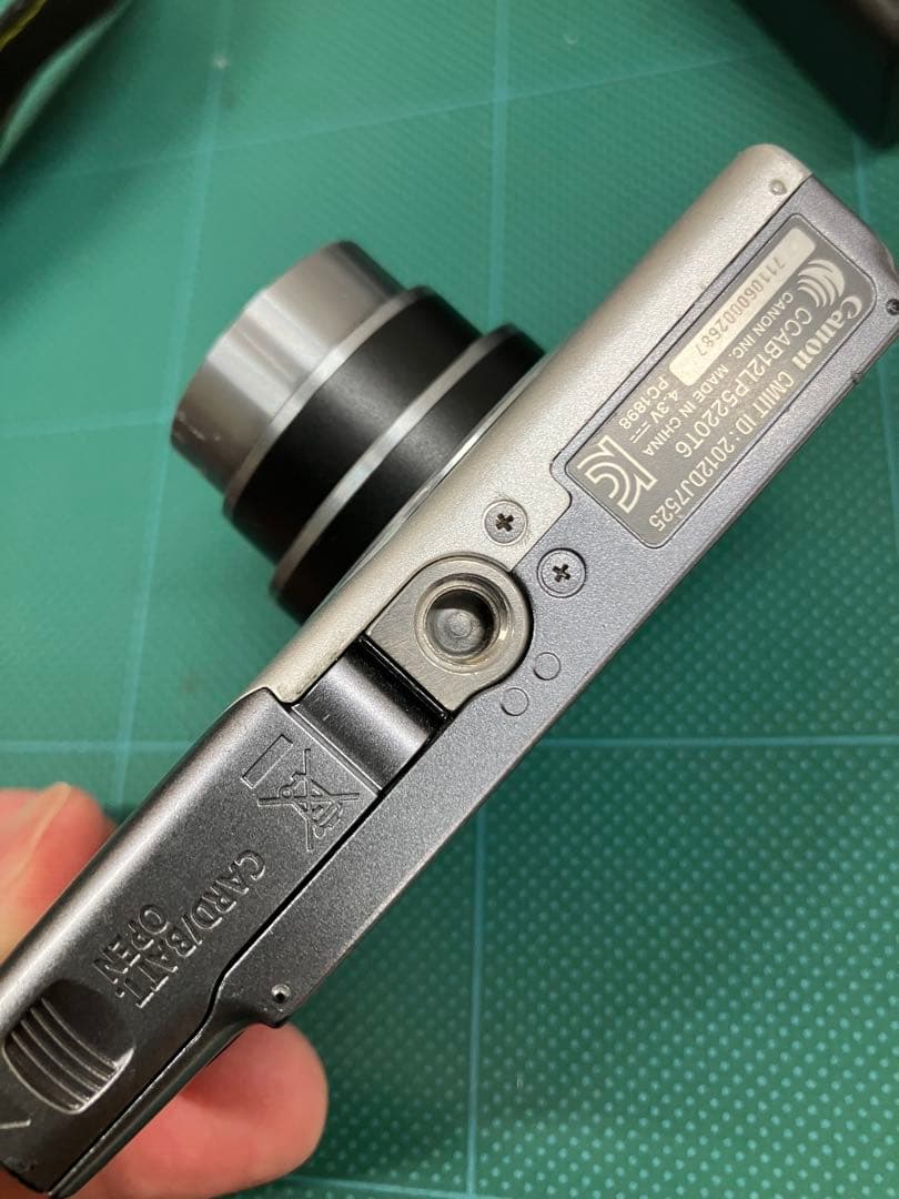 Canon PowerShot A3500 IS 本体と充電器