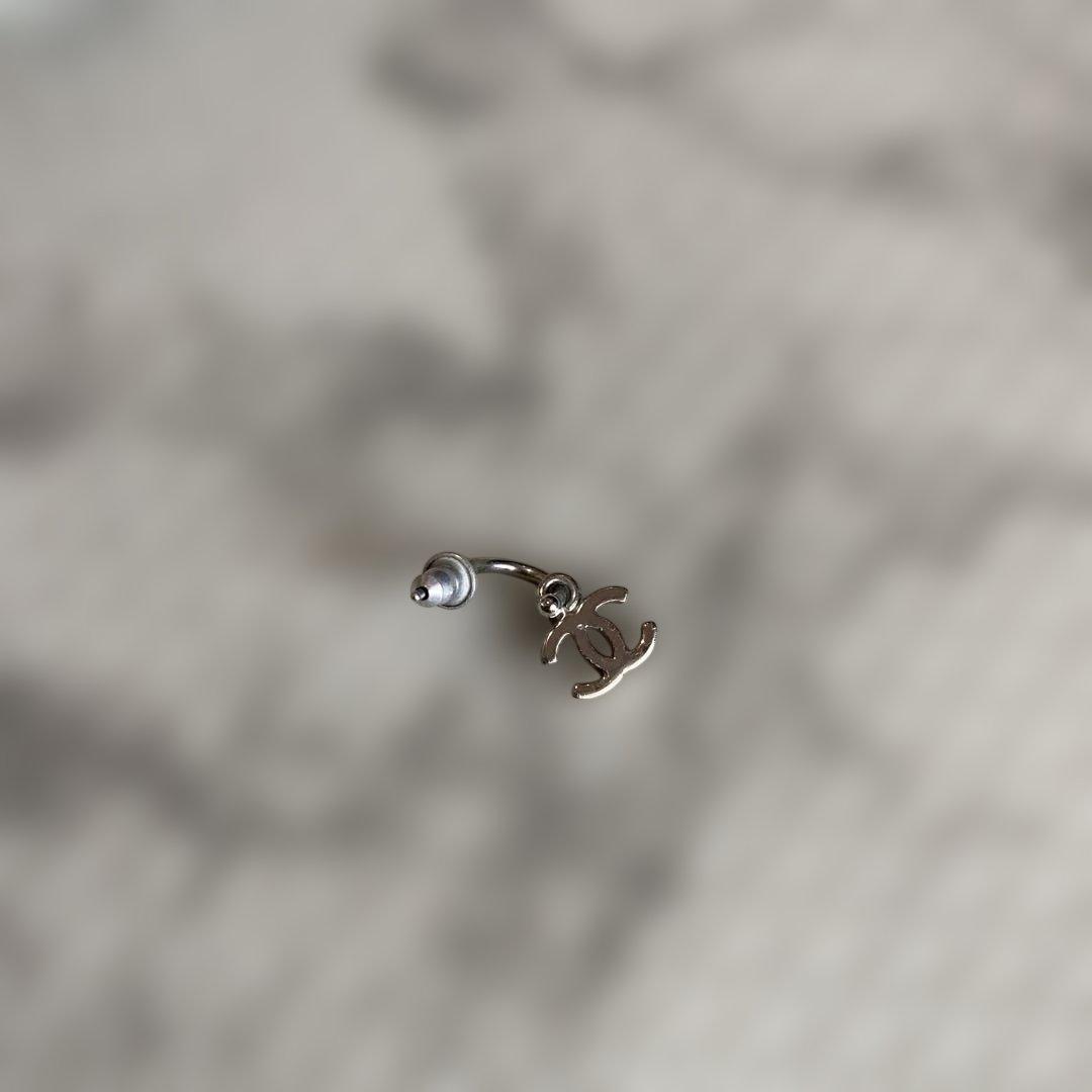 CHANEL シルバー ロゴピアス 片耳用