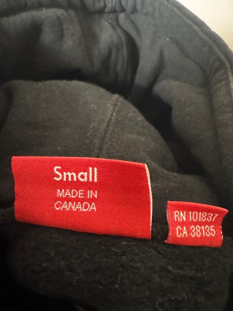 シュプリーム/ビッグ刺繍アーチロゴパーカー Sサイズ【コムドット】