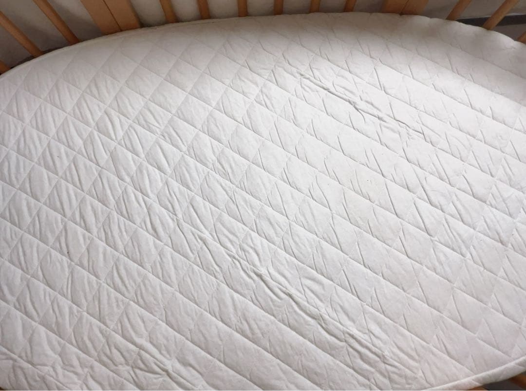 ストッケ　円形木製ベビーベッド