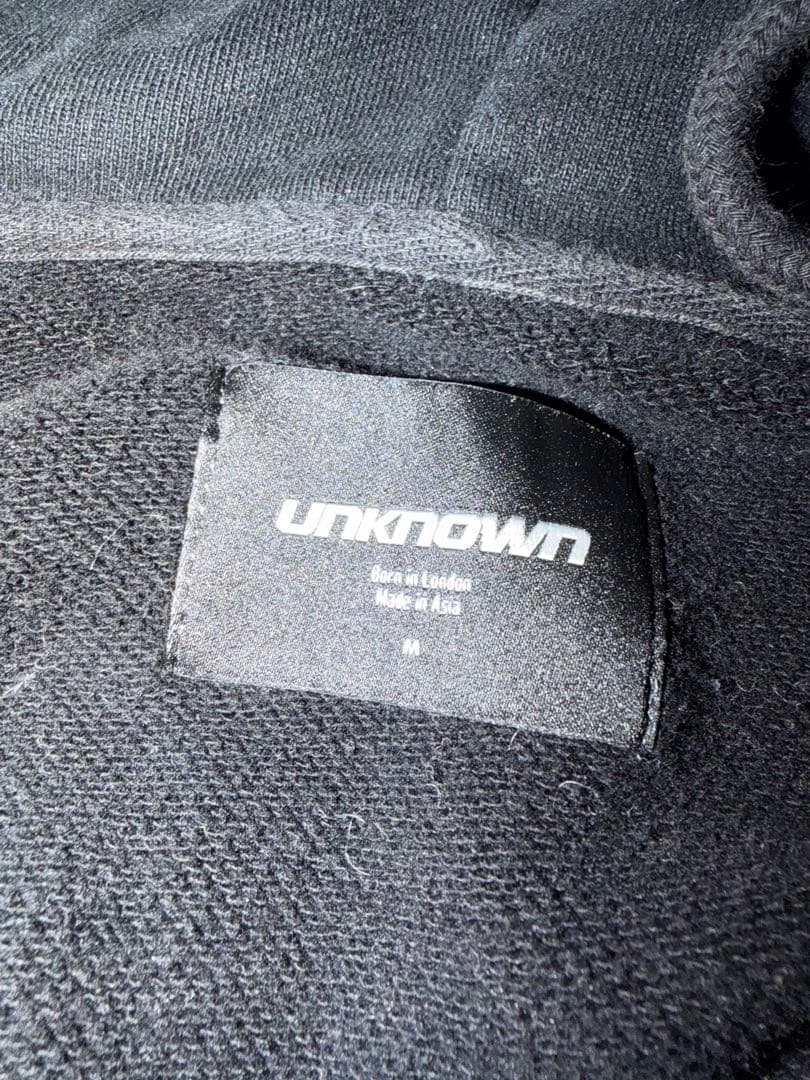 unknown london 赤い十字架刺繍 黒パーカー M