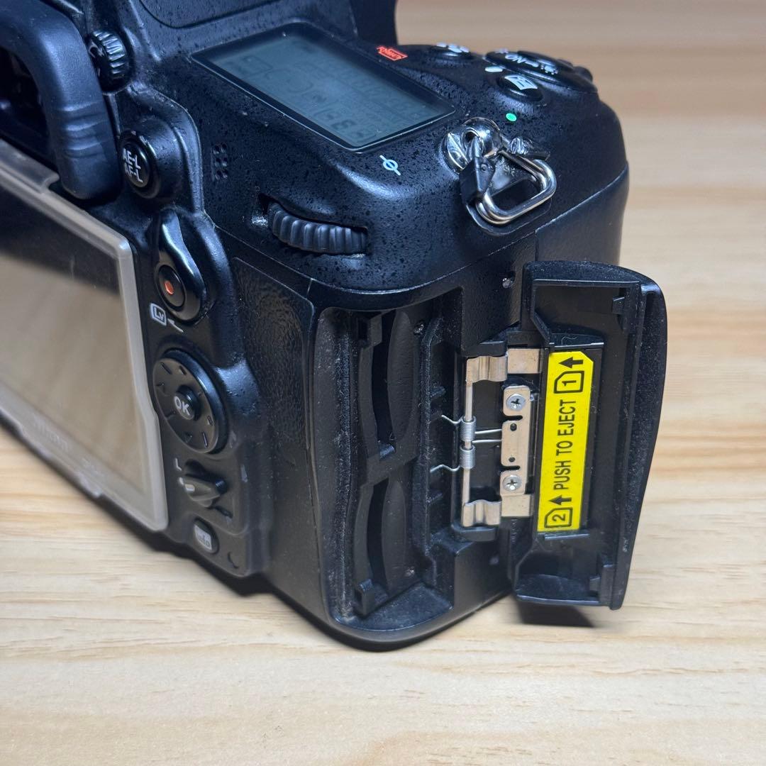 Nikon D7000 デジタル一眼レフ　バッテリーつき