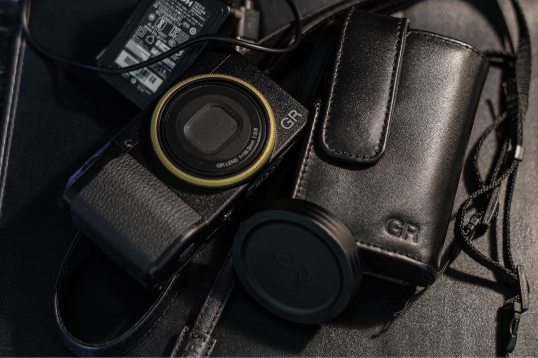 保証期間中　RICOH GR III ←付属品多数　ショット数4404 リコー