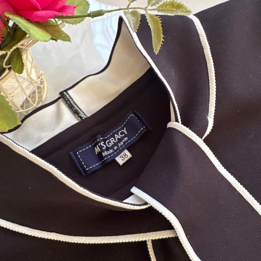 エムズグレイシー　モノトーン襟元ボウタイ　アクセントお花モチーフ　38