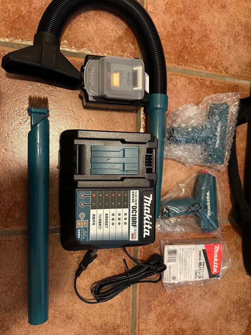 Makita 充電式クリーナーCL184DRF（バッテリー、充電器付）