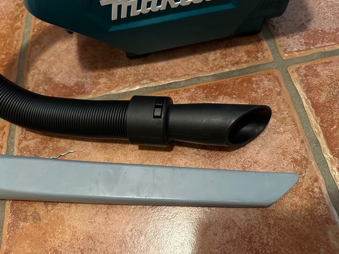 Makita 充電式クリーナーCL184DRF（バッテリー、充電器付）