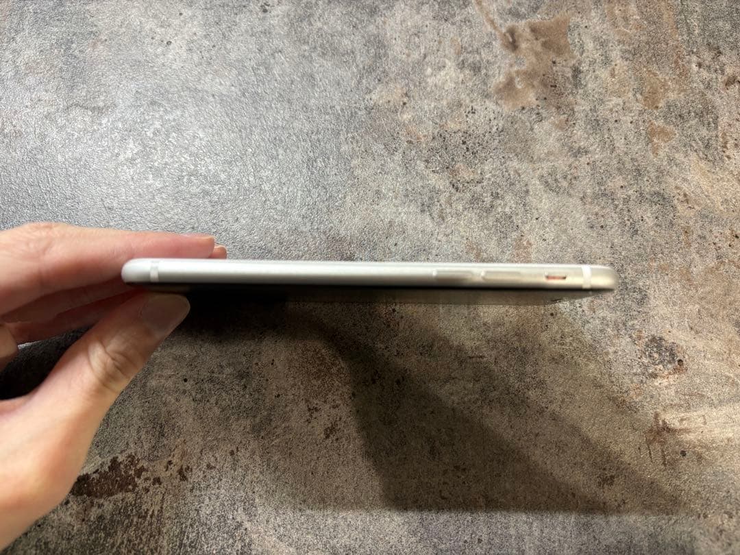 Apple iPhone SE 第二世代 ホワイト 充電ケーブル・イヤフォン付き