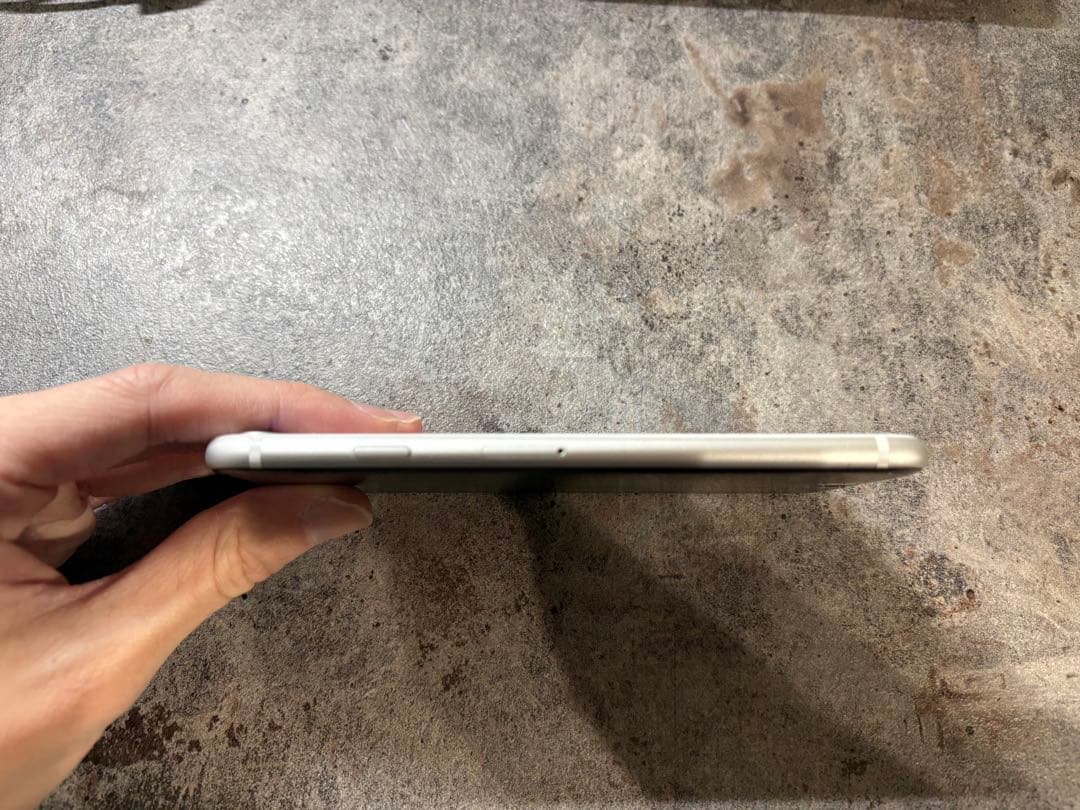 Apple iPhone SE 第二世代 ホワイト 充電ケーブル・イヤフォン付き